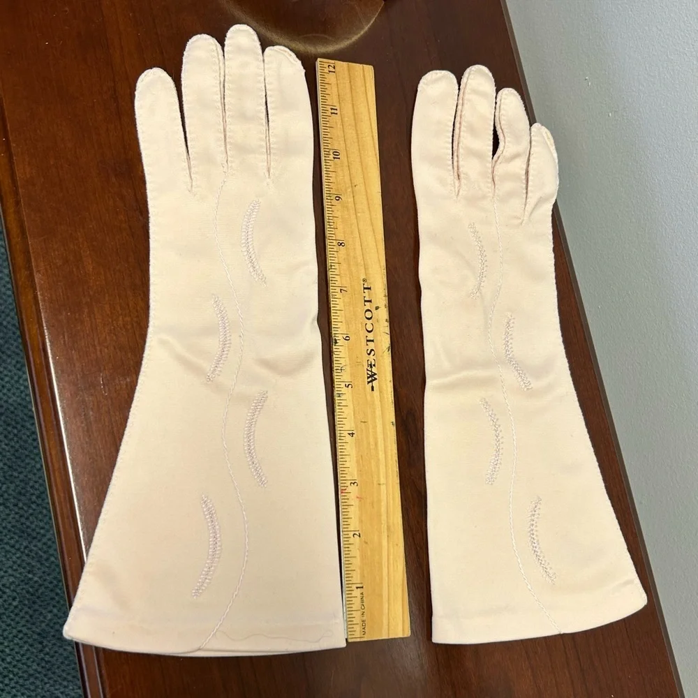 Vintage Cream Gloves with Embroidered Design